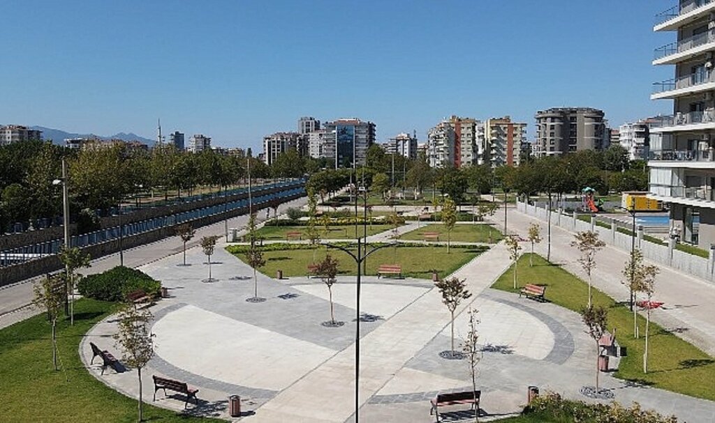 Bayraklı'nın 21 yeni parkı hizmete açılıyor