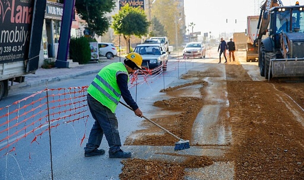 Büyükşehir Belediyesi Varsak'ta eski içme suyu hattını yeniliyor
