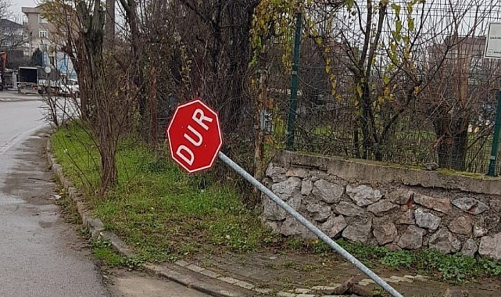 Büyükşehir, yıpranan yön ve trafik levhalarını yeniliyor