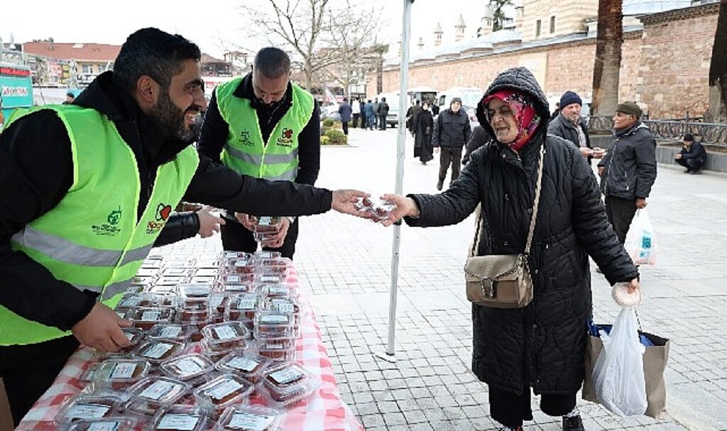 Büyükşehir'den kandil akşamında simit ve tatlı ikramı
