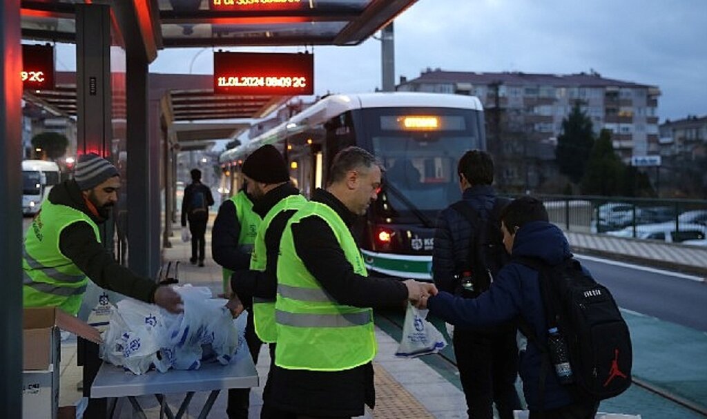 Büyükşehir'den kandil simidi ikramı