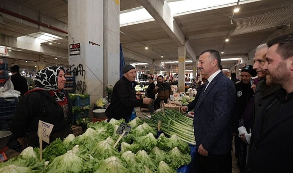Büyükşehir'den pazar alanına sundurma