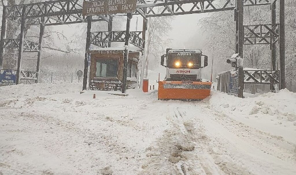 Büyükşehir'in kar mesaisi devam ediyor