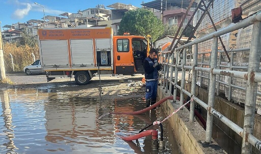 Dikili'de aşırı yağış, dere ve göleti taşırdı