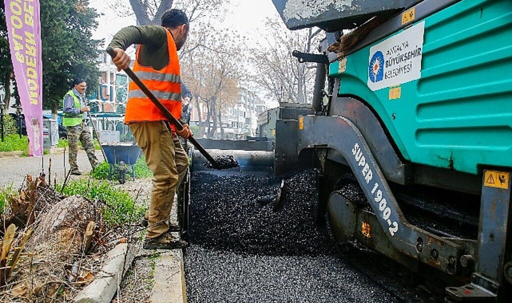 Havaalanı Caddesi'ne sıcak asfalt