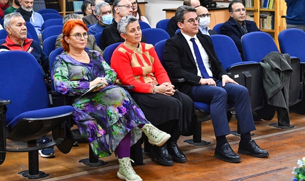 İzmir'de Cumhuriyet demokrasi ve siyaset konuşuldu
