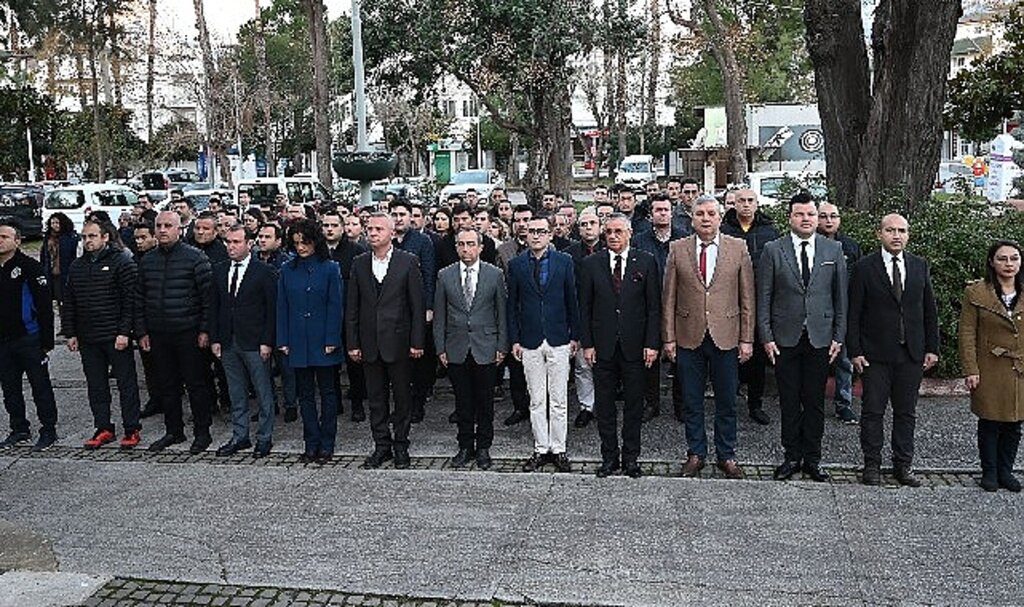 Kemer Belediyesi'nde şehitler için saygı duruşu