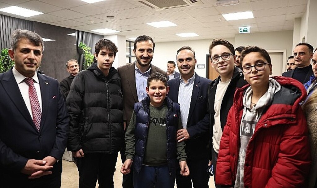 Sanayi ve Teknoloji Bakanı Mehmet Fatih Kacır, 2024'e Bağcılar'da girdi