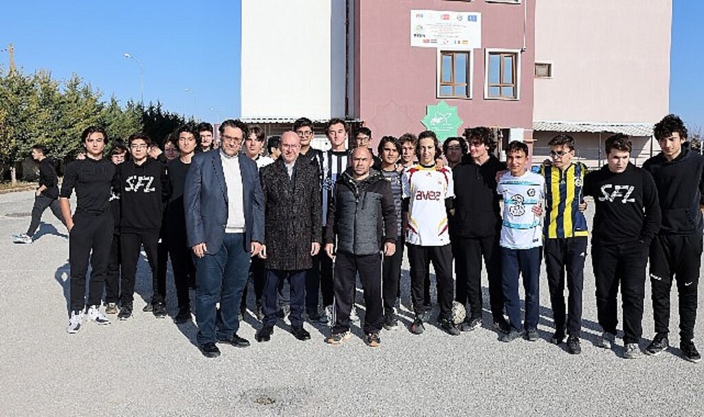 Selçuklu fen lisesi'ne kapalı spor salonu ve suni çim saha kazandırılıyor