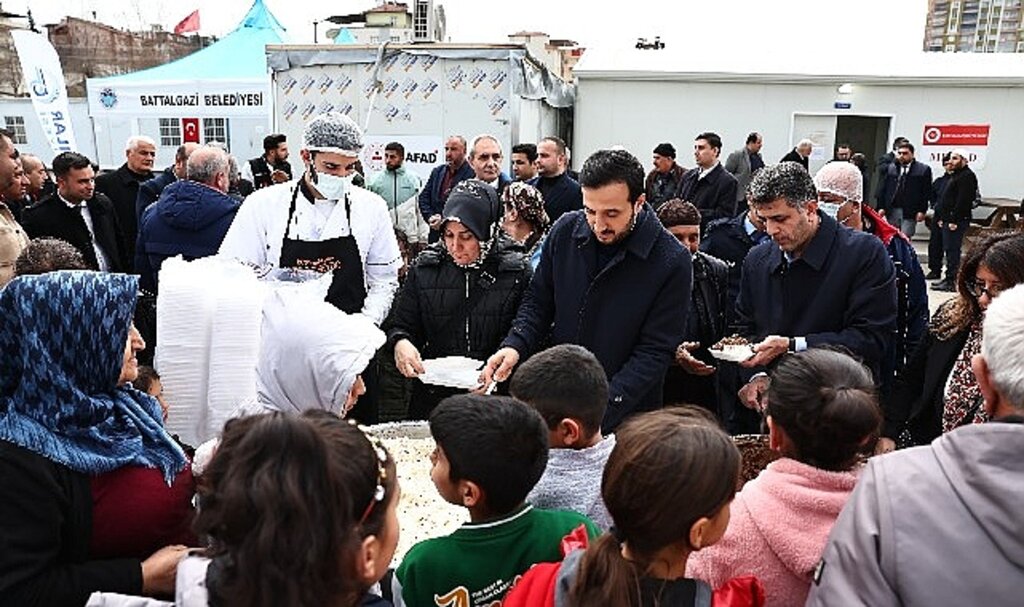 Abdullah Özdemir, Adıyaman ve Malatya'da depremzedeleri ziyaret etti