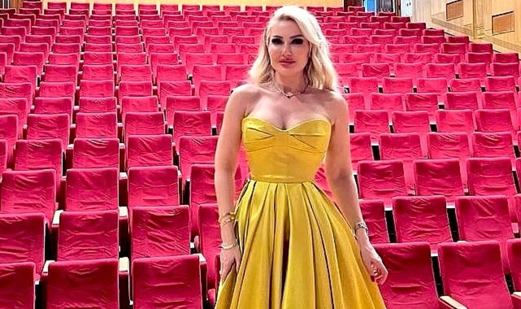 Altın Kalp ve Vefa Ödüllerini sunan Esin Yum Güzelliği ve Şıklığıyla geceye damga vurdu