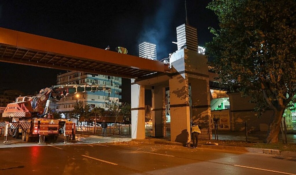 Antalya Büyükşehir'den üstgeçitlere bakım onarım çalışması