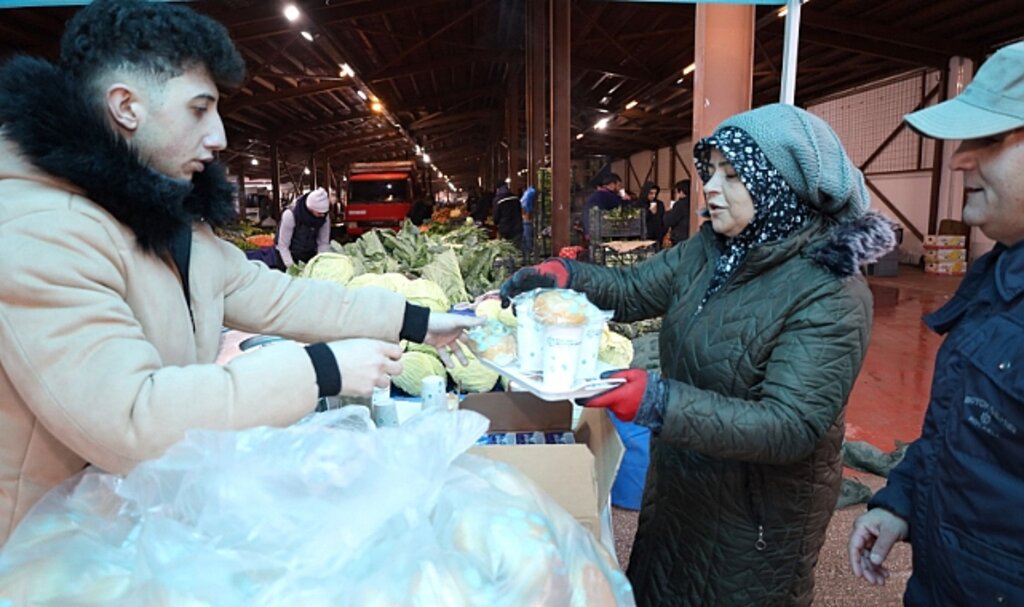Başiskele'de pazarcıya sıcak sabah çorbası