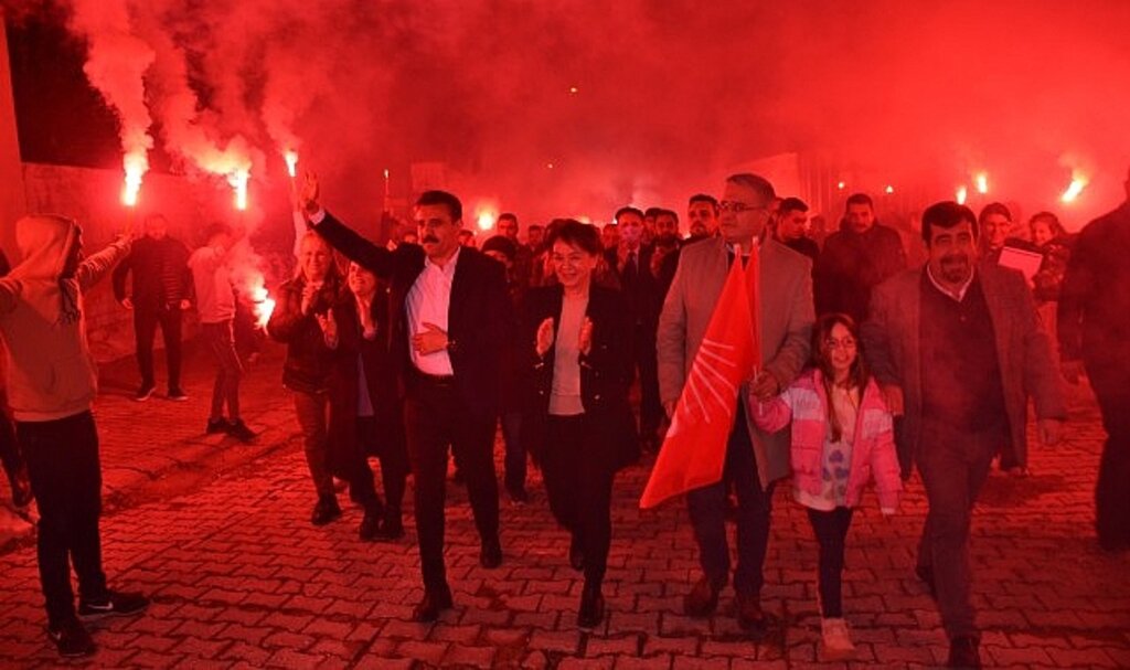 Başkan Kırgöz baba ocağı Salihler'e 1300 araçlı konvoyla çıkarma yaptı