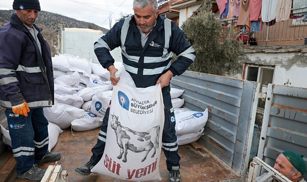 Büyükşehir'in yem desteği yüzleri güldürüyor