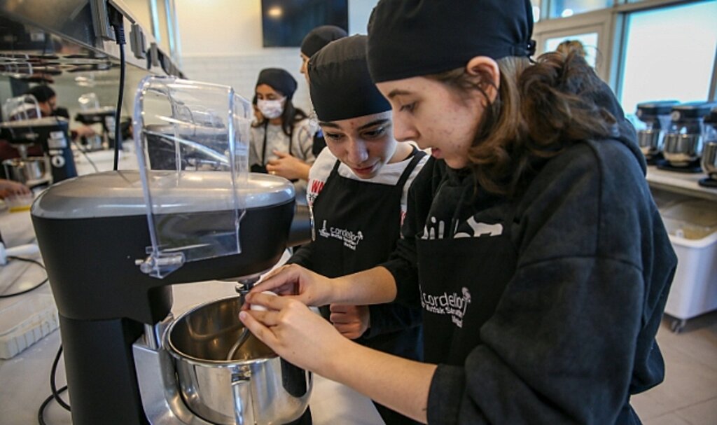 Çocuk şefler Karşıyaka'da mutfağa girdi