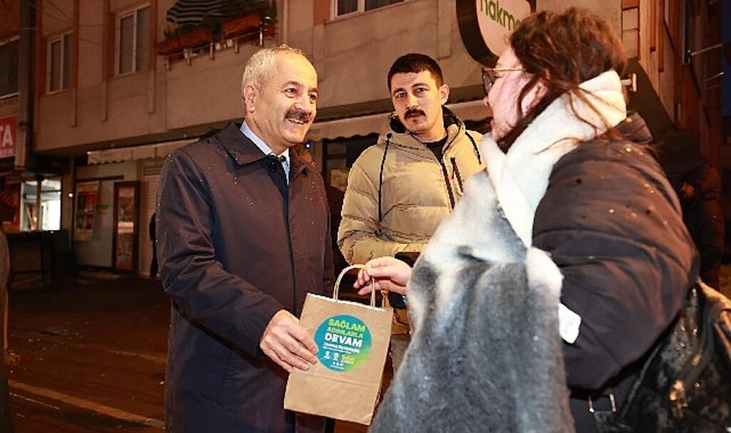 Cumhur İttifakı Adayı Büyükgöz'den İşe Giden Vatandaşlara İkram