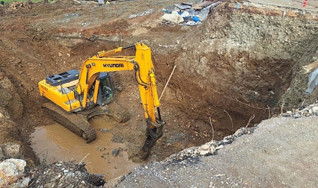 Duraklı-Alihocalar köprüsünde temel kazısı ve beton dökümü