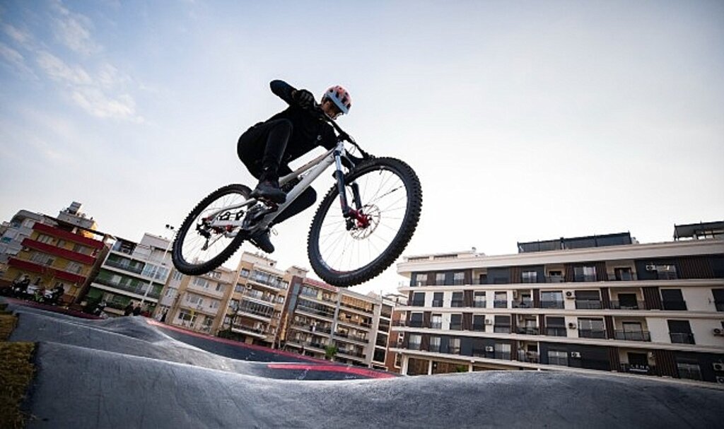 Karşıyaka'da heyecanın adresi Pump Track Bisiklet Parkuru oldu