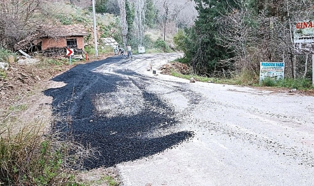 Kemer'de asfalt bakım ve reglaj çalışmaları