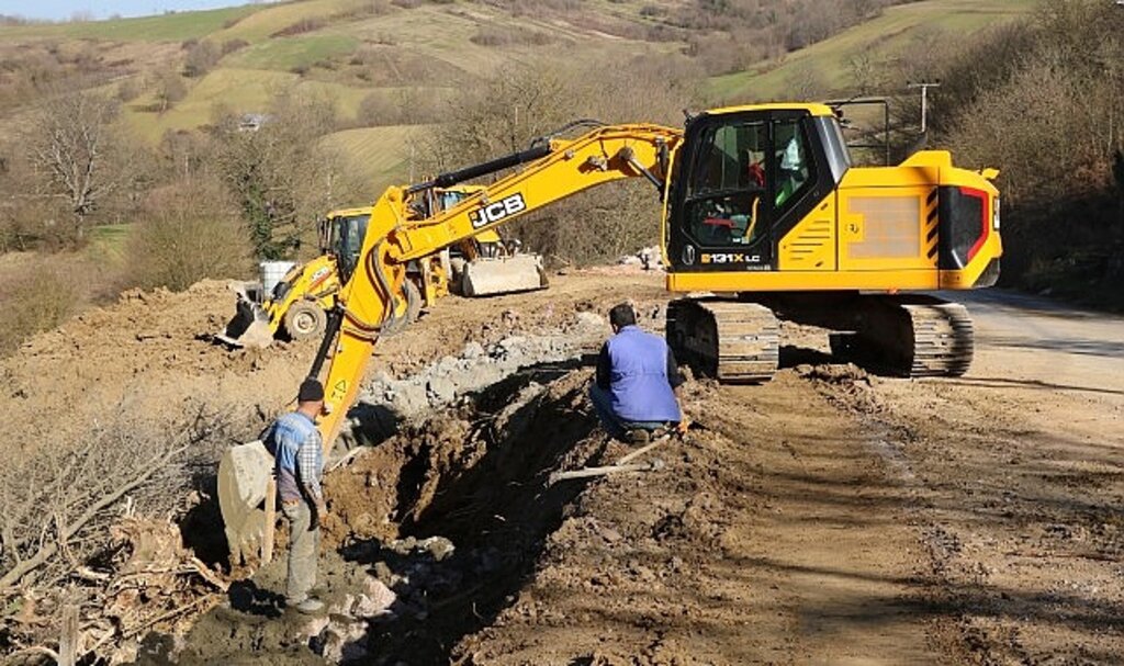 Kocaeli Büyükşehir'den mezarlıklara binlerce metre taş duvar ve tel çit