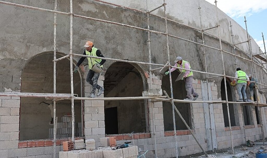 Kumluca'nın yeni simgesi Atatürk Stadyumu hızla yükseliyor