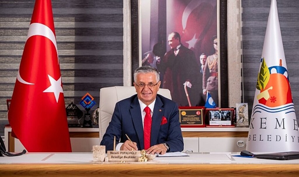 Sanatın ve sanatçının yanındayız Kemer'de aynı salonda tiyatro ve sinema olacak