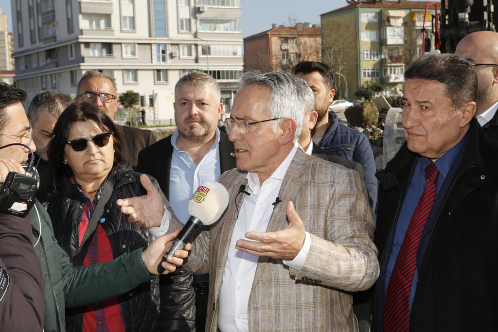 ADEM BEKTAŞ'TAN KENT MEYDANI YIKIMINA TEPKİ