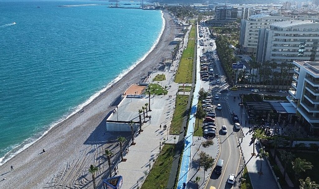 Antalyalılar Konyaaltı Liman Halk Plajı'ndan çok memnun