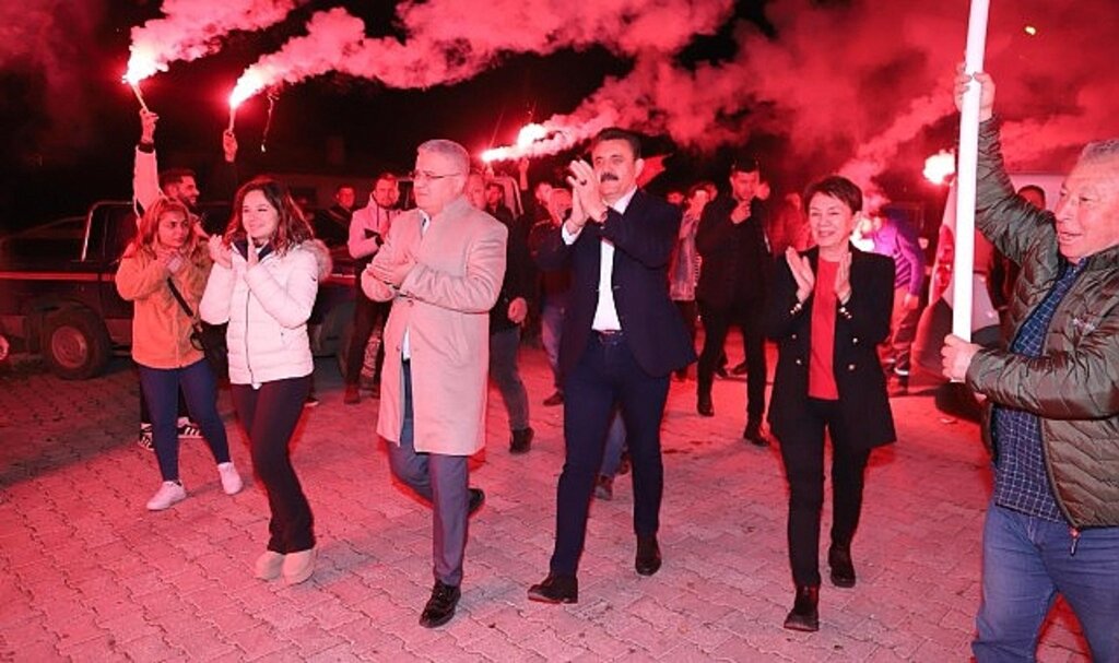 Başkan Kırgöz'e Dede Ocağı Kıratlı'da Zeybek Sürprizi