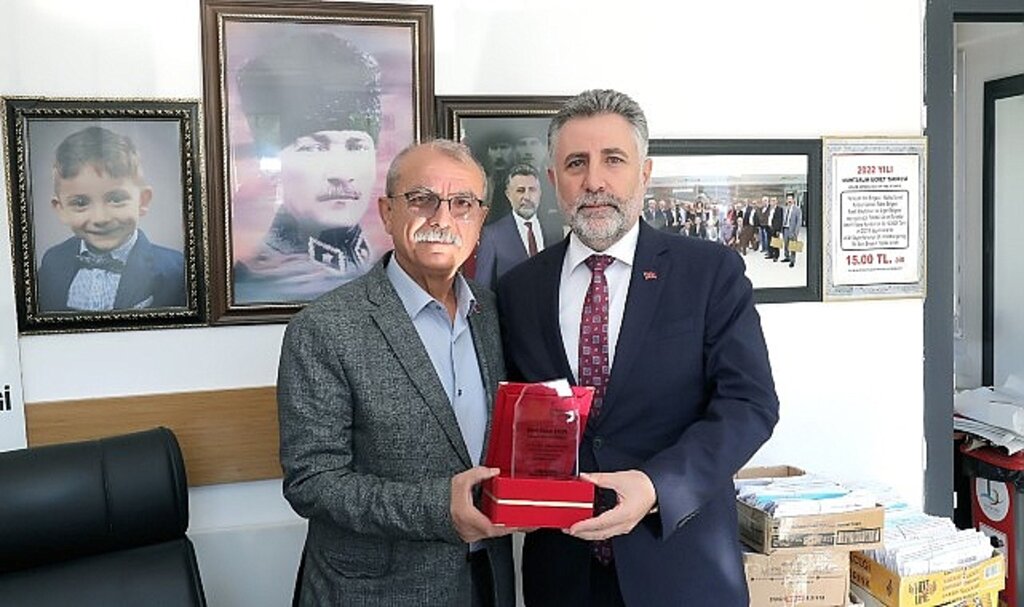 Başkan Sandal'dan 24 muhtara teşekkür plaketi