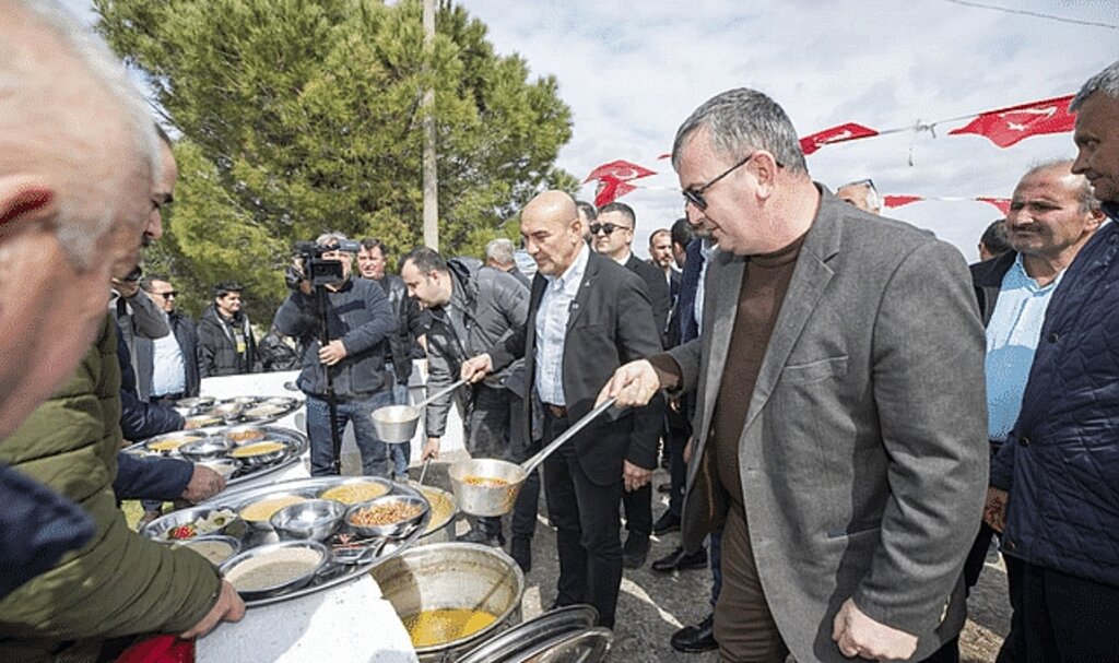 Başkan Soyer Dede Bayırı Hayrı'nda lokma dağıttı