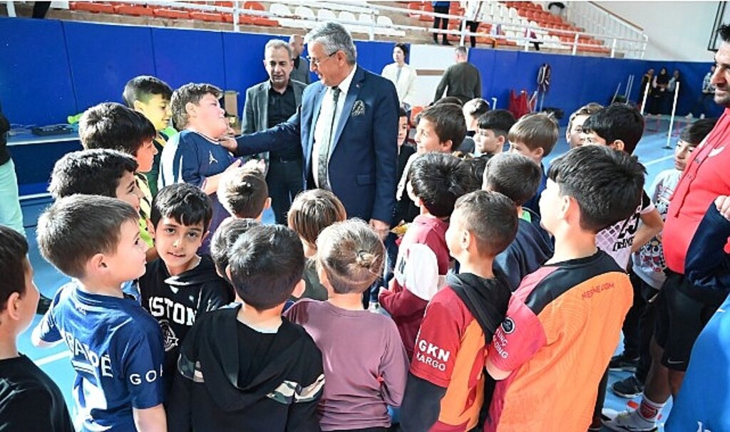 Başkan Topaloğlu, Spor Salonu'nda öğrencileri ziyaret etti