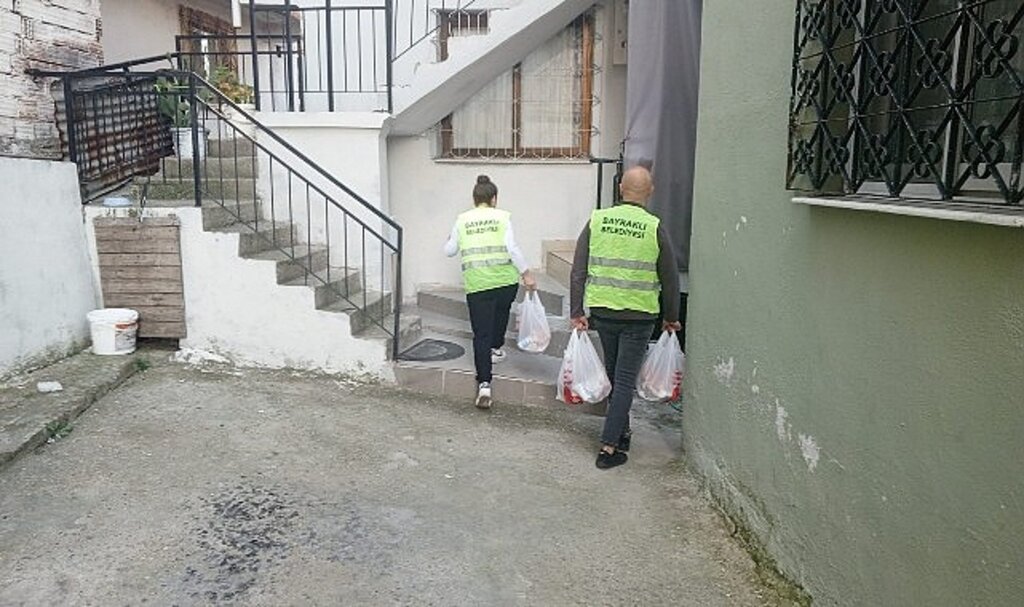 Bayraklı Belediyesinden 13 bin kişiye iftar paketi