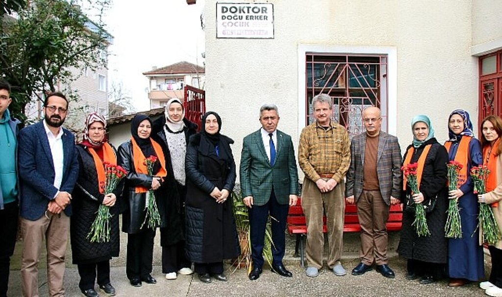 Erol Ölmez'den sağlıkçılara karanfil