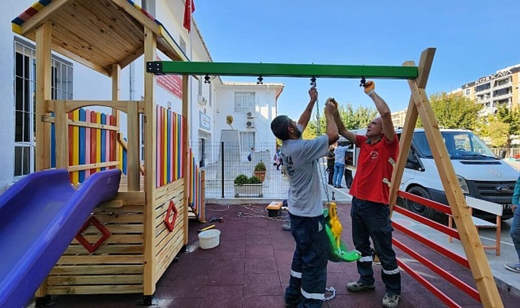 Karşıyaka'da ahşap atölyesi fabrika gibi çalışıyor