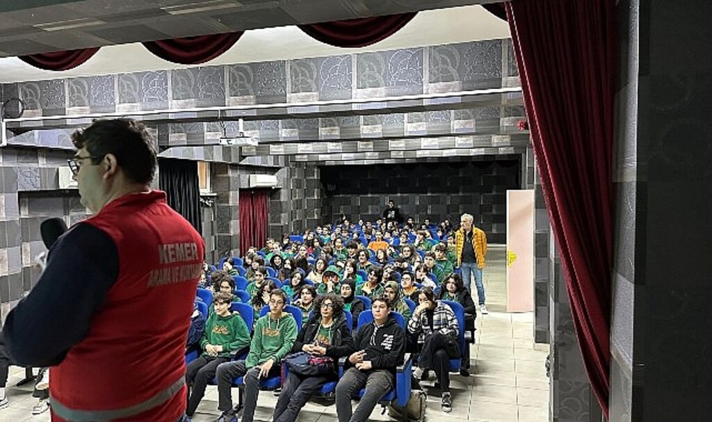 Kemer Belediyesi'nden okullarda deprem farkındalık eğitimi