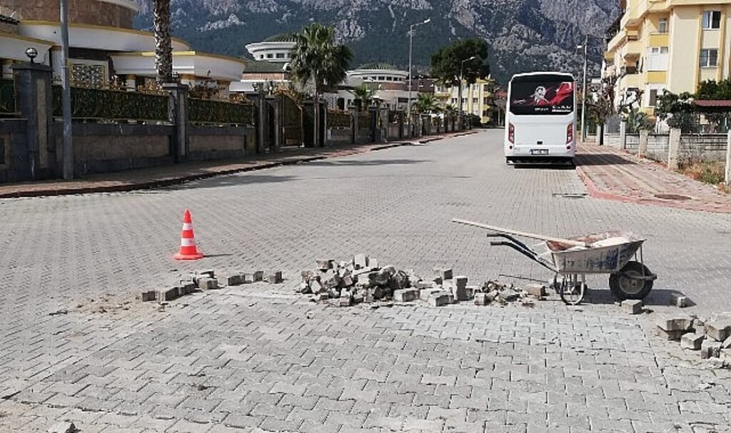 Kemer'de yol ve kaldırım çalışmaları
