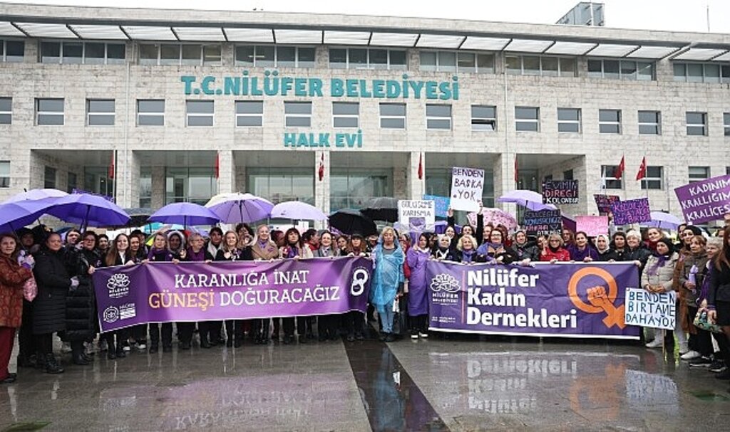 Nilüferli kadınlar 8 Mart'ta 'Karanlığa İnat Güneşi Doğuracağız' sloganıyla yürüdü