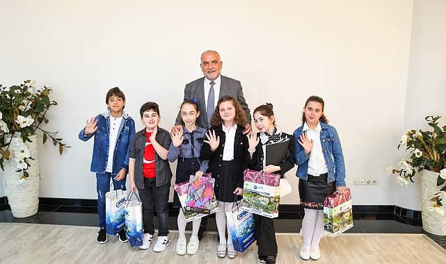 Başkan İbrahim Sandıkçı'dan Miniklere Hediye