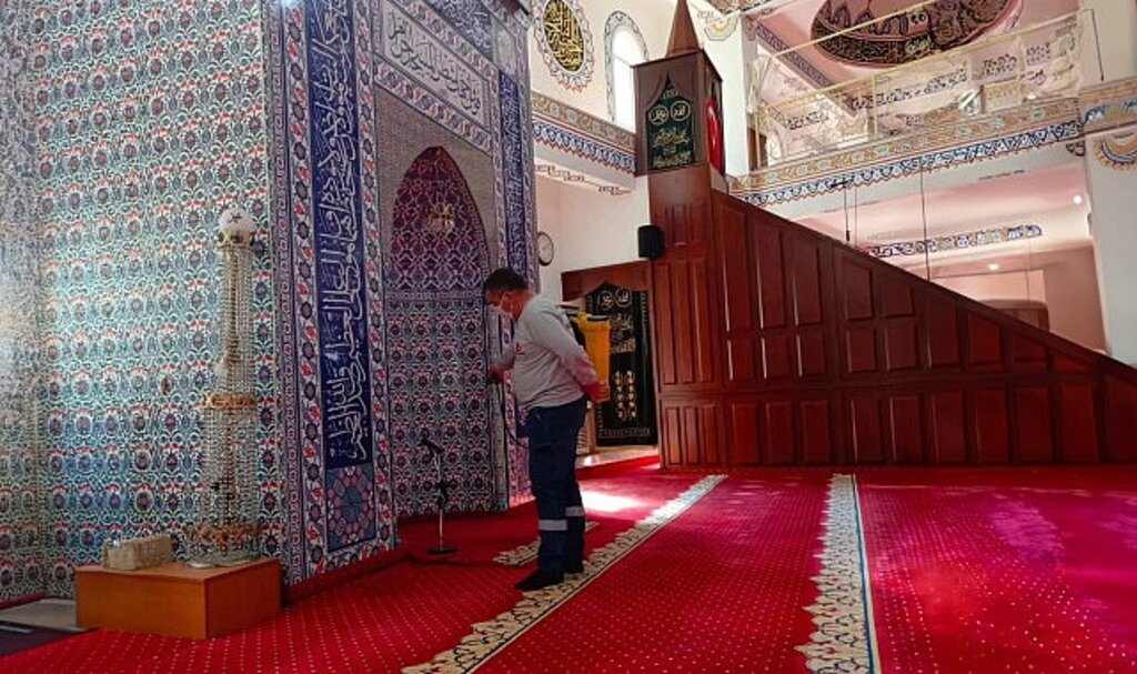 Bayraklı'da camiler bayrama hazır