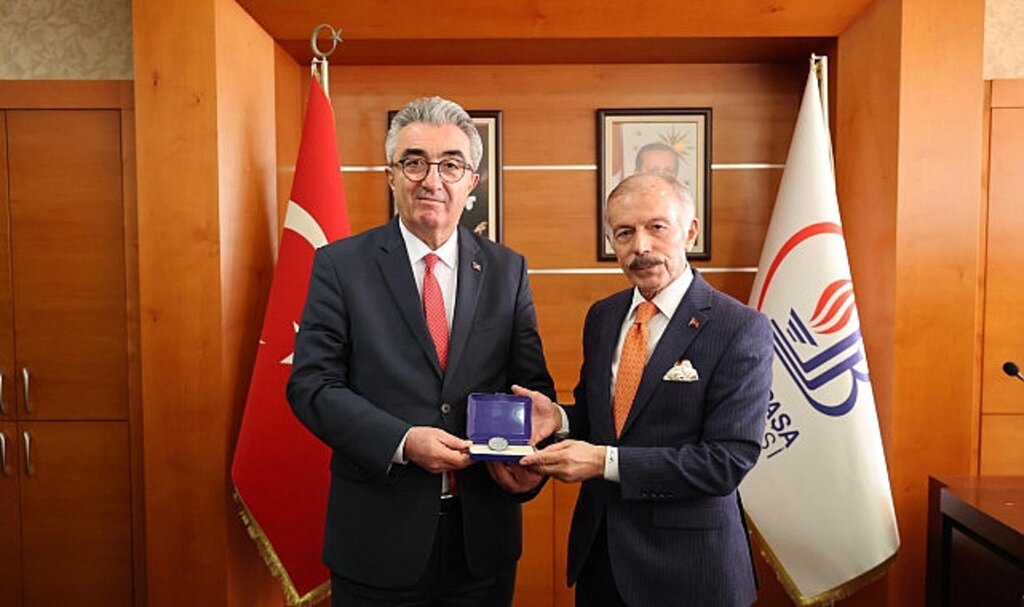 Bayrampaşa'da CHP dönemi: Başkan Hasan Mutlu mazbatasını alarak göreve başladı