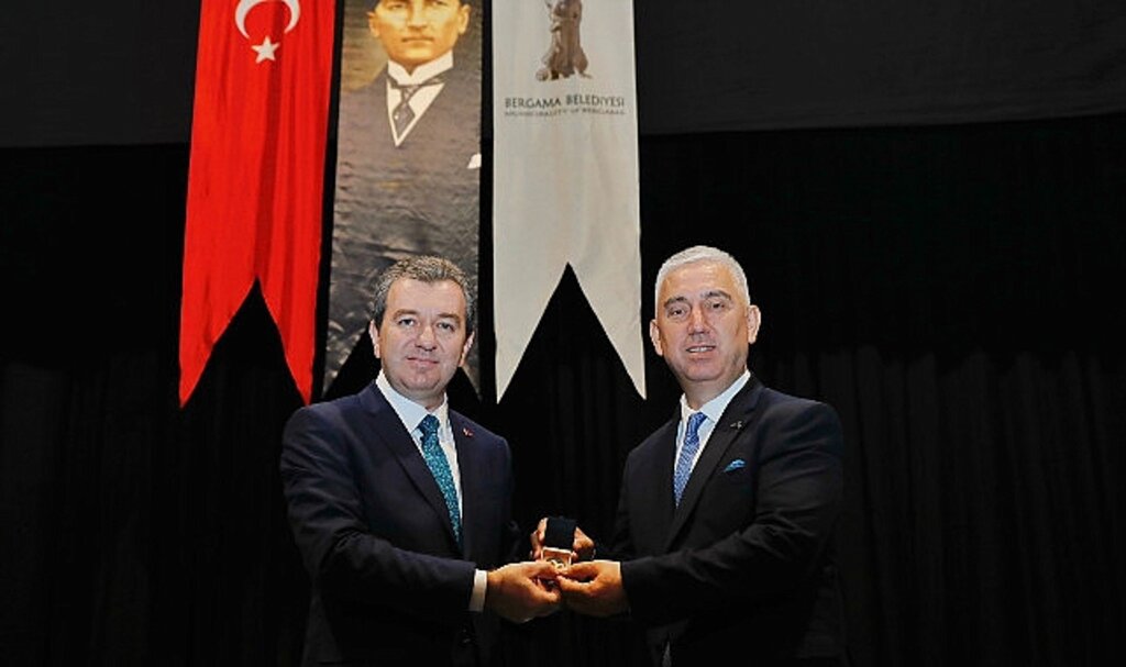 Bergama Belediyesi'nde Devir Teslim Töreni; DR. Tanju Çelik Mazbatasını Aldı
