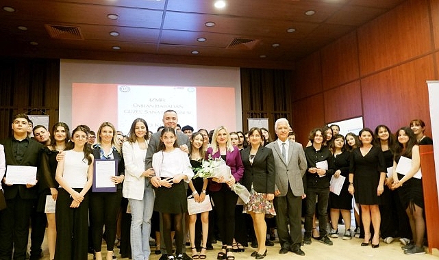İzmir Ümran Baradan Güzel Sanatlar Lisesi öğrencilerinden