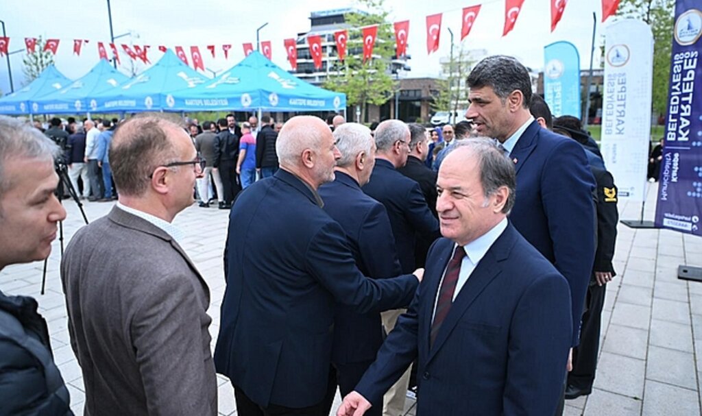 Kartepe'de geleneksel ilçe bayramlaşması Ramazan Bayramı'nın ilk günün de Kent Meydan'ında gerçekleştirildi