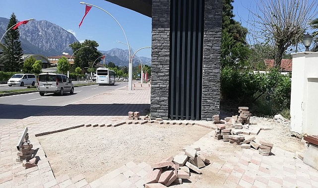 Kemer'de yol ve kaldırım çalışmaları