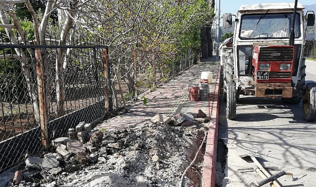 Kemer'de yol ve kaldırım çalışmaları