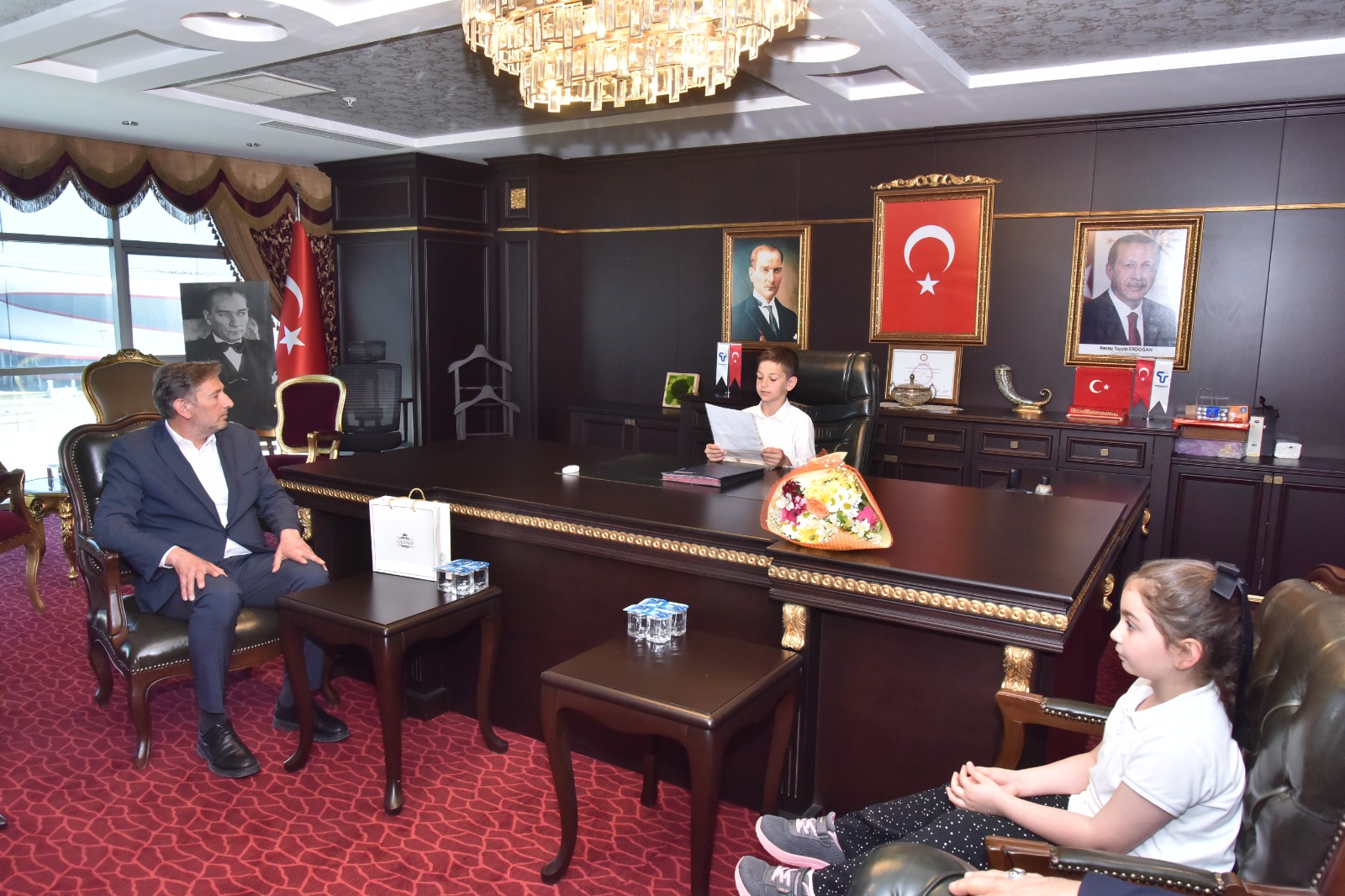 Başkan Candal koltuğu çocuklara teslim etti