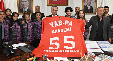 BAŞKAN İHSAN KURNAZ'A İSMİNİN YAZILI OLDUĞU FORMAYI HEDİYE ETTİLER