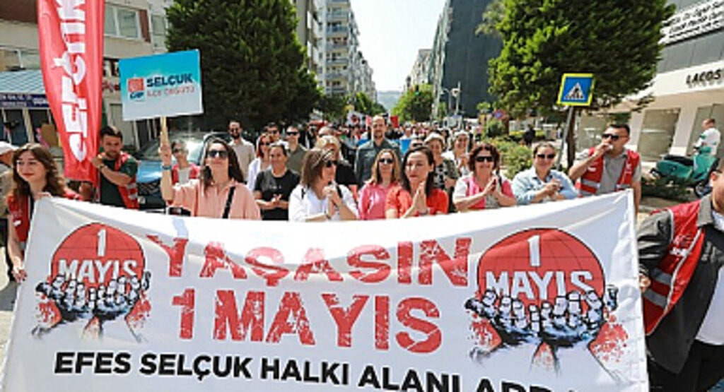 Efes Selçuk Belediye Başkanı Filiz Ceritoğlu Sengel İzmir'de düzenlenen 1 Mayıs Emek ve Dayanışma Günü kutlamalarına katıldı